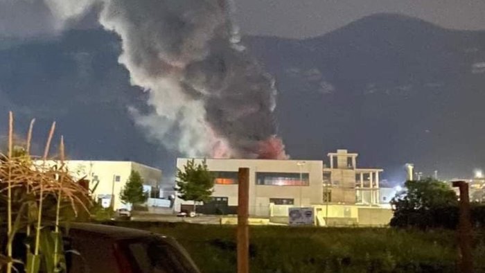 M5S, incendio nell’area industriale di Sarno: “Si effettuino i controlli sulle condizioni ambientali”