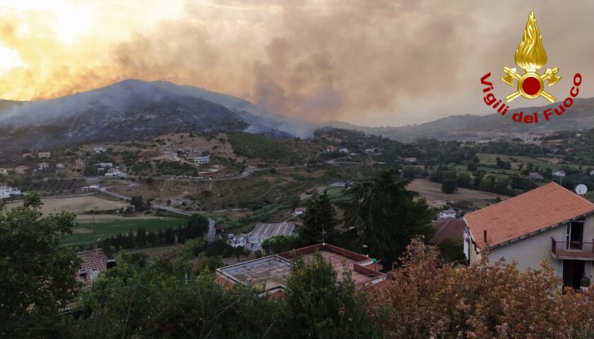 Vasto incendio ad Agropoli, fiamme domate in 7 ore