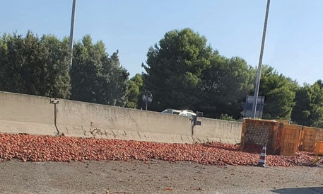 Tir perde carico di pomodori a Castel San Giorgio, multa salata per l’autotrasportatore