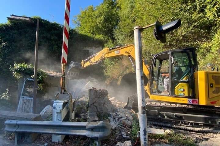 Baronissi, demolizione del casello ferroviario di corso Garibaldi