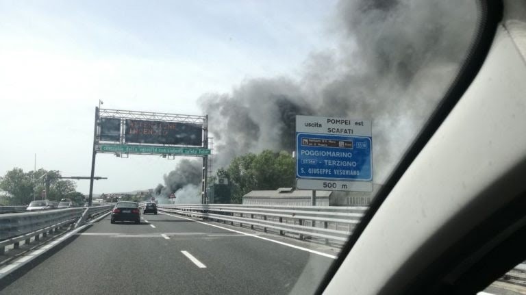 Incendio discarica a Scafati, si indaga