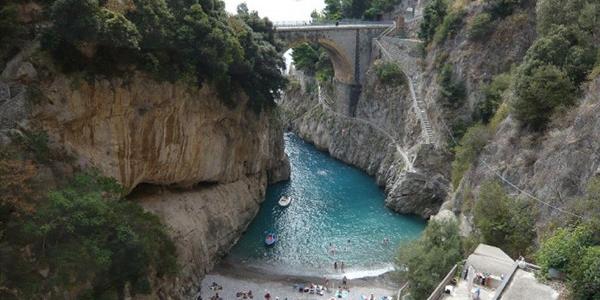 Un 45enne salernitano gestiva i 61 lettini abusivi nel fiordo di Furore