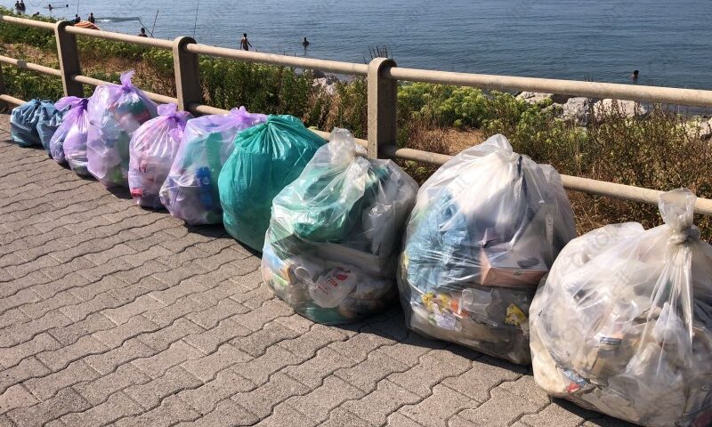 Voglio un Mondo pulito, volontario raccoglie in spiaggia su via Allende a Salerno in un’ora 50 kg di rifiuti
