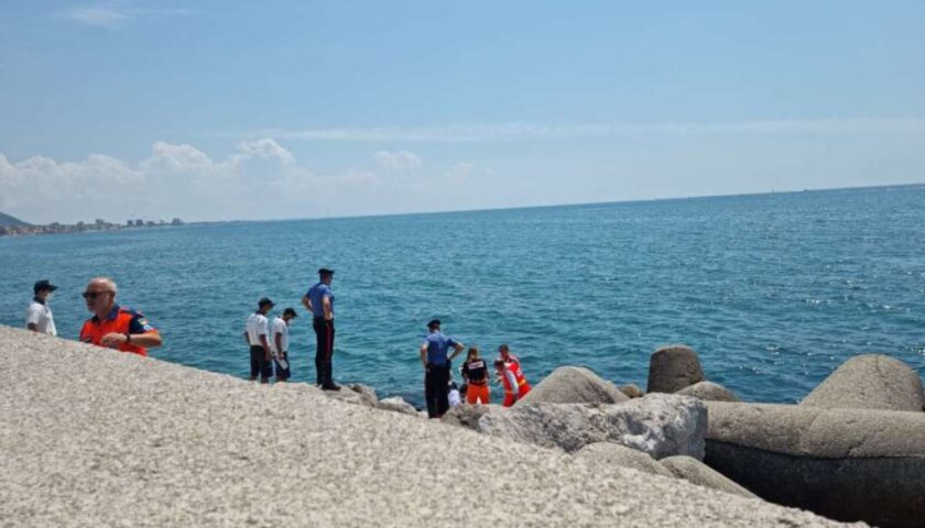 Salerno, uomo di 65 anni cade tra gli scogli: finisce al Ruggi. Ambulanza in ritardo a causa di un’auto in sosta