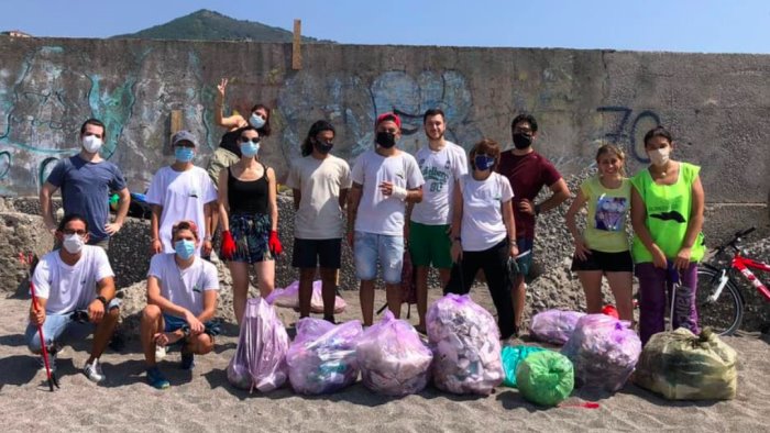 Salerno, gli attivisti raccolgono 630 kg di rifiuti in un mese