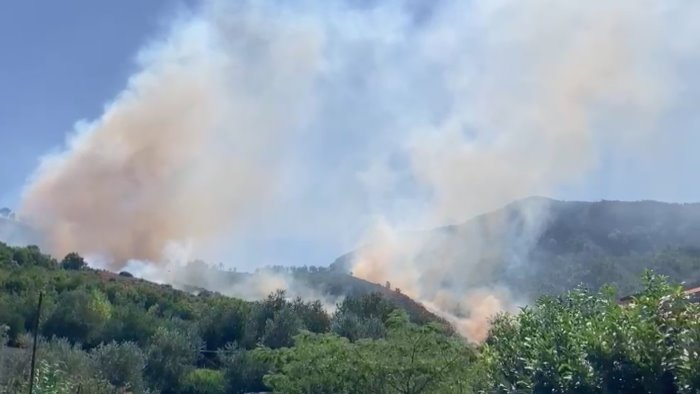 Incendio ad Antessano di Baronissi, in azione mezzi regionali