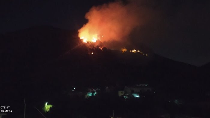 Roccapiemonte, il sindaco accusa: dietro gli incendi c’è la mano di qualcuno. Ormai è chiaro