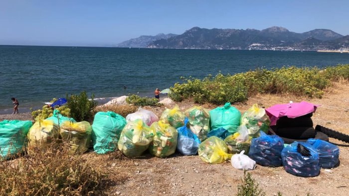 Rimosso oltre un quintale di rifiuti dalla spiaggia di via Allende a Salerno: “Uno schifo”