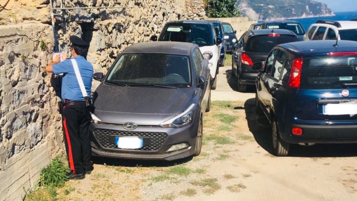 Parcheggio abusivo a Castiglione di Ravello, arrestato 70enne