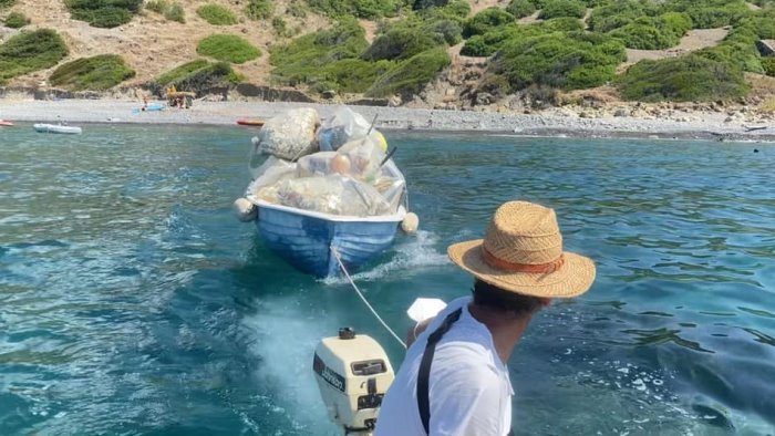 Pollica, volontari e turisti ripuliscono la spiaggia: raccolti oltre 50 sacchi di rifiuti