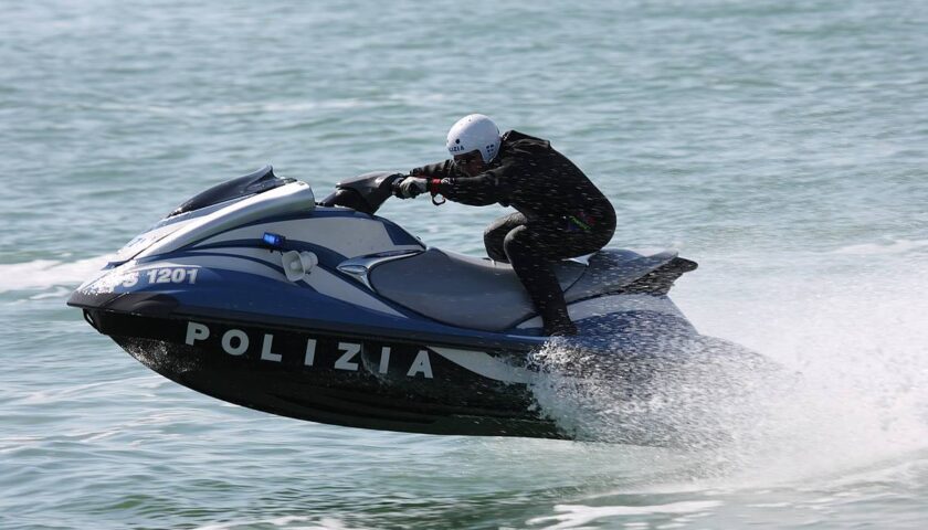 Salerno, la polizia nautica soccorre due imbarcazioni