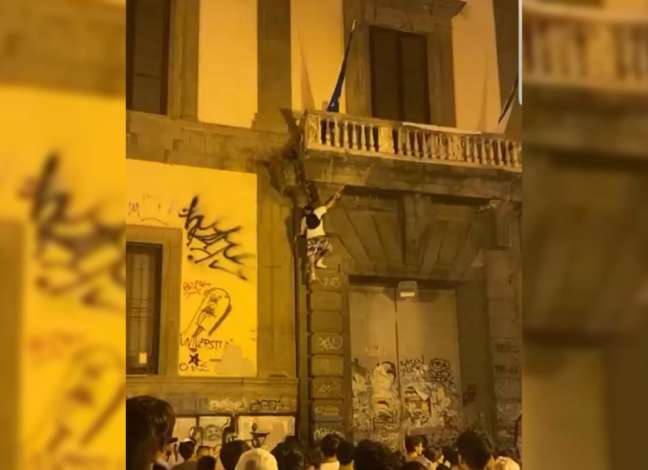 Follia a Napoli, giovane si arrampica sulla facciata dell’università Orientale e cade