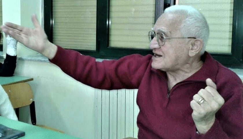 Lutto a Salerno, muore Carlo Adinolfi: per decenni titolare della tabaccheria sotto i portici del Comune