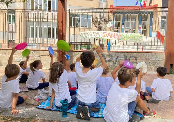 I genitori: pranzo al sacco di fronte alla scuole di Salerno per chiedere l’attivazione del servizio mensa