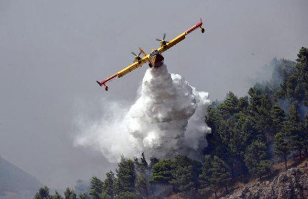 Salerno, in fiamme colline sopra Sant’Eustachio: canadair in azione