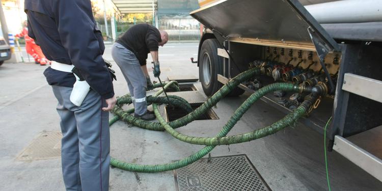 Salerno, “Pompe bianche”: blitz dei doganieri con sequestro di gasolio adulterato