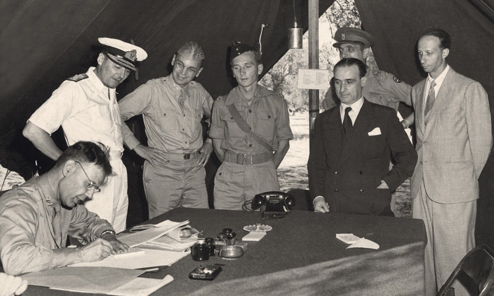 L’Italia annuncia l’armistizio nel 1943, inizio della Resistenza. Uomini in armi, re in fuga, tensioni e formazioni partigiane