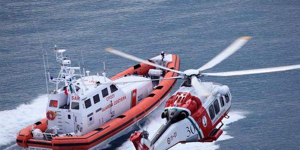 A fuoco imbarcazione a largo di Amalfi, equipaggio messo in salvo