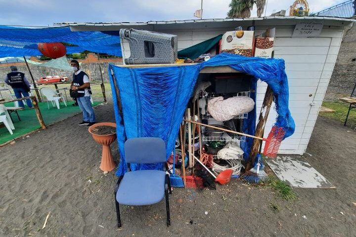 SALERNO, LA POLIZIA MUNICIPALE SEQUESTRA LIDO ABUSIVO