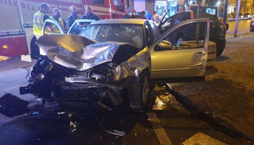 Scontro tra auto in via Jemma a Battipaglia, 9 feriti