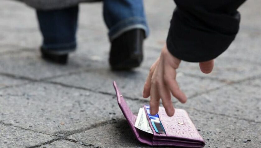 Nocera Inferiore, infermiera trova portafoglio con 1700 euro e lo consegna ai vigili urbani