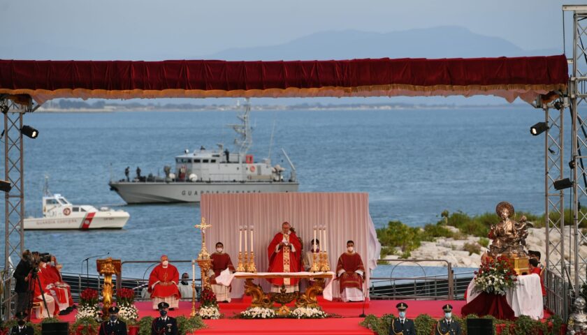 Piazza Libertà gremita per il patrono. Il sindaco di Salerno: “Cerimonia sobria ed emozionante”