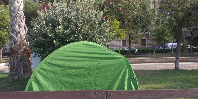 Nelle aiuole del lungomare Trieste spunta un’altra tenda da campeggio