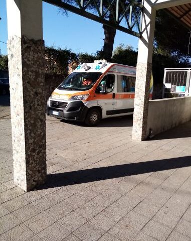 Incidente nella scuola a San Marzano sul Sarno, plafoniera in testa al bidello: sindaco nel mirino