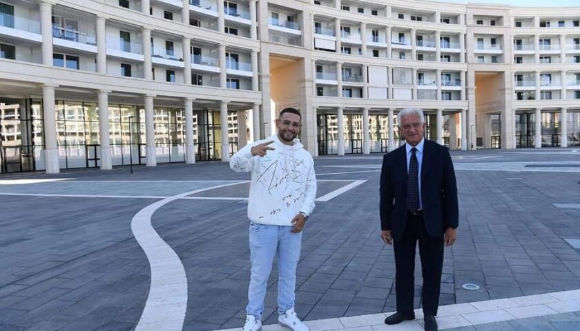 Salerno, il sindaco accompagna Rocco Hunt per un giro in piazza Libertà