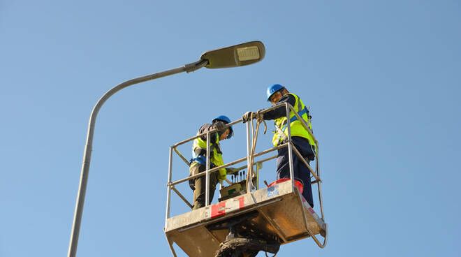 Strade, a Pontecagnano e Battipaglia i lavori di installazione e ripristino illuminazione