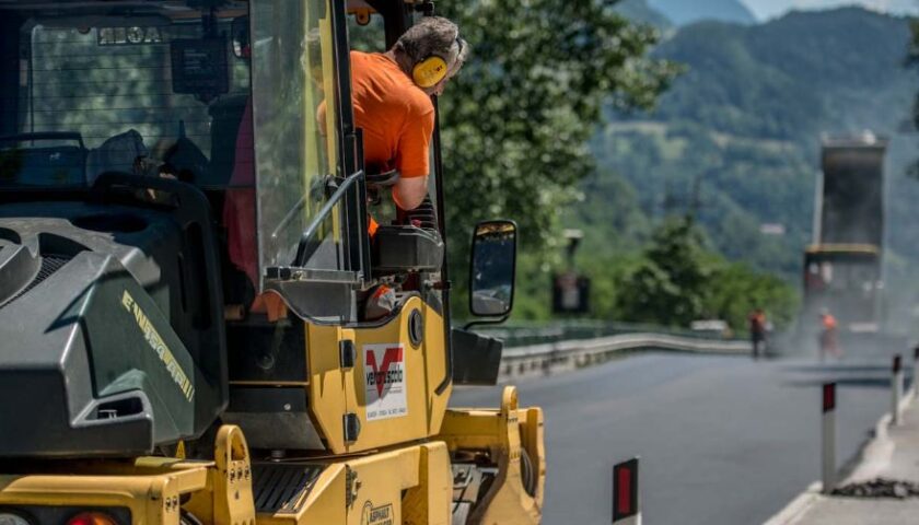 Sulla SP 11 a Sassano e Teggiano i lavori di pavimentazione 