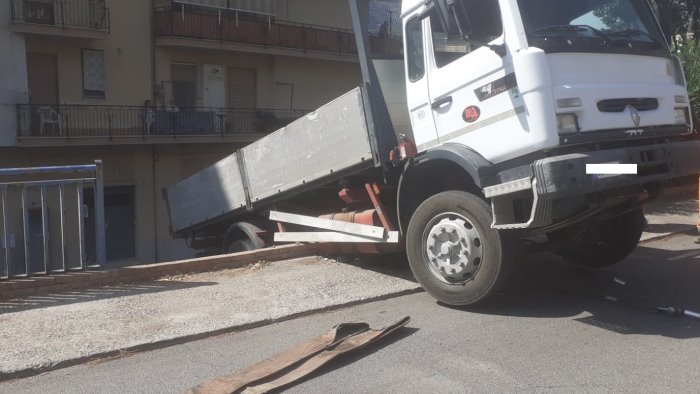 Paura a Pellezzano, camion abbatte staccionata e finisce in bilico