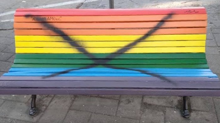 Ad Angri vandali imbrattano panchina simbolo della lotta alla violenza di genere