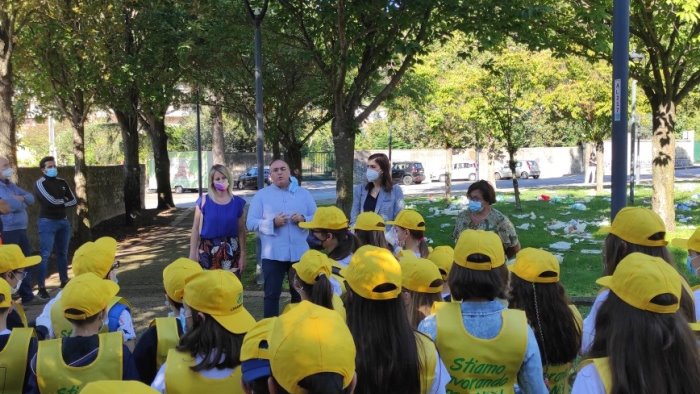 A Baronissi i bambini puliscono il Parco del Ciliegio