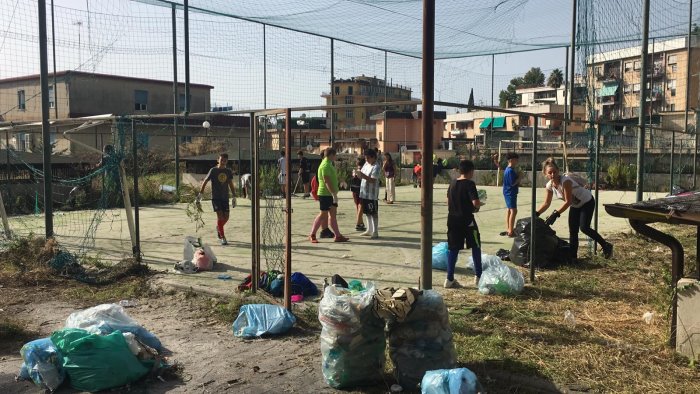 Salerno, cittadini puliscono parchetto in via Sorgente