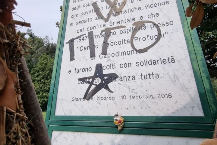 Napoli, nel parco Capodimonte è stata imbrattata la targa in memoria dei Martiri delle foibe