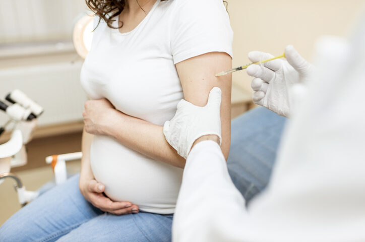 Circolare del Ministero: si al vaccino alle donne in gravidanza