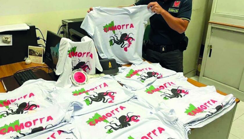 Sequestrate a Napoli T-shirt con il logo della camorra