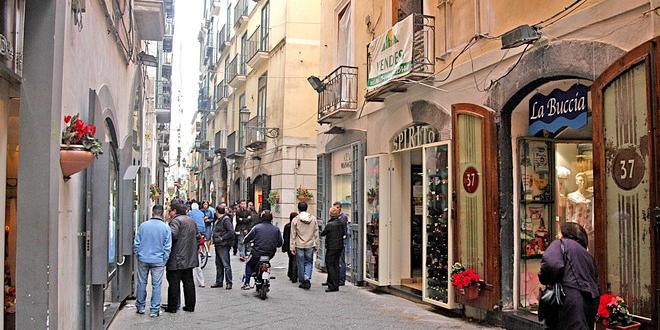 Centro storico nella morsa di auto e moto, petizione per avere i dissuasori