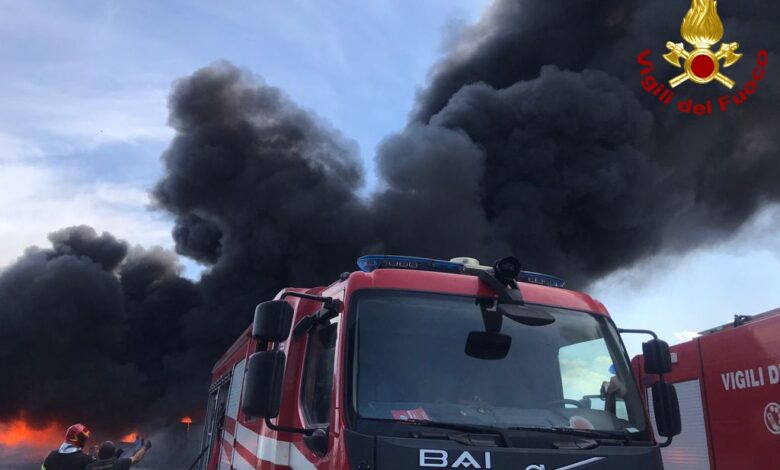 L’Arpac scongiura il rischio diossine nell’aria dopo l’incendio ad Albanella