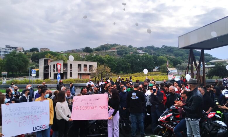 Agropoli, centinaia di persone protestano per l’ospedale