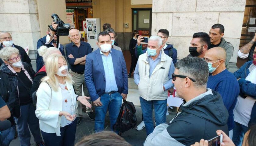 Salerno, sit in sotto il Comune di Elisabetta Barone con gli operai delle coop