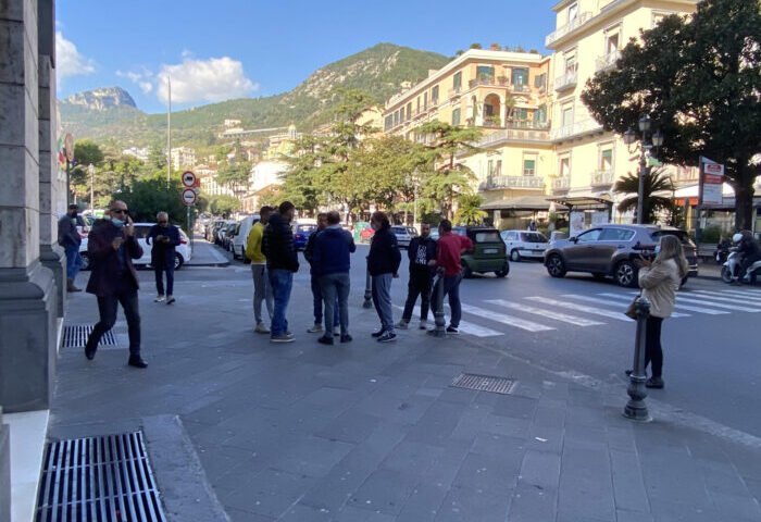Inchiesta cooperative Salerno, secondo giorno di sit in dei lavoratori sotto palazzo di città