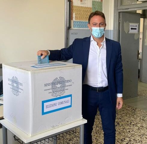 Piero De Luca tra i primi politici salernitani a votare stamani per le comunali