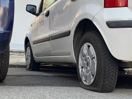 Sarno, ruote d’auto bucate con un coltello: caccia agli autori