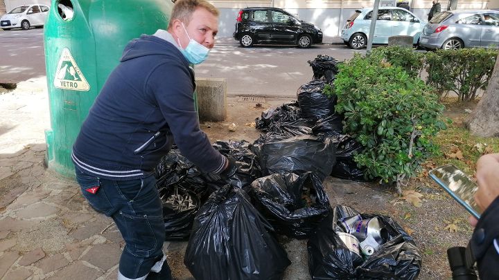 Salerno, rifiuti depositati addirittura nelle aiuole:  multe a bar, ristoranti e pizzerie del centro