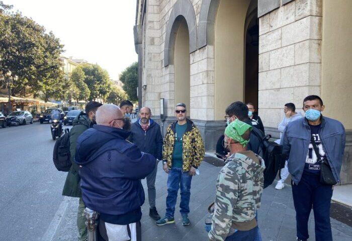 Inchiesta coop a Salerno, sit in dei lavoratori sotto Palazzo di Città