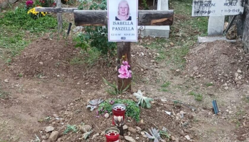 Strozzata e uccisa da assassino ancora ignoto nel 2016, ora Isabella ha avuto una degna sepoltura