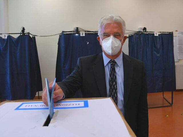 Ha votato anche il sindaco di Salerno Napoli: “Fatelo tutti”