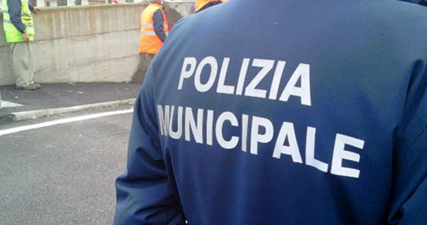 Salerno, la polizia municipale salva anziana sola in casa
